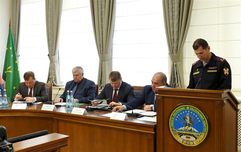 Врио начальника Управления Росгвардии по Республике Адыгея принял участие в межведомственном совещании, посвященном обеспечению безопасности в период новогодних праздников