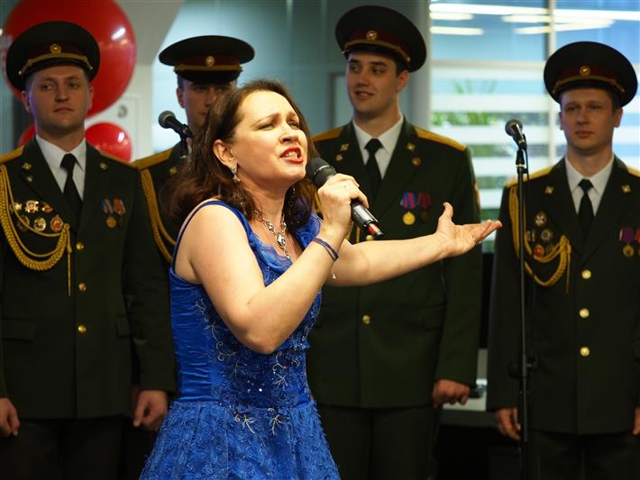 Военнослужащие Центрального округа Росгвардии поздравили коллектив газеты «Вечерняя Москва» с 95-летием издания