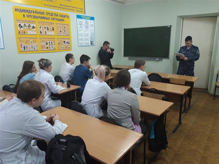 Уроки правовой грамотности проведены росгвардейцами со школьниками и студентами