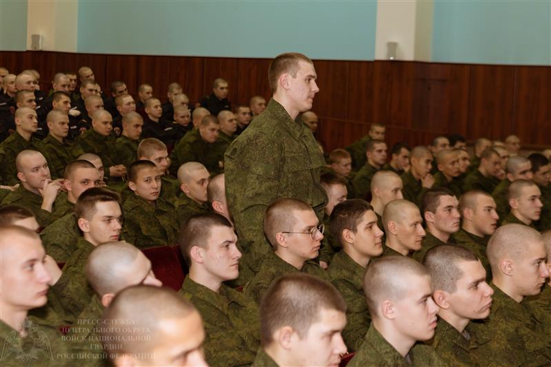 Герой России Владимир Шарпатов встретился с военнослужащими Центрального округа Росгвардии (фото, видео)