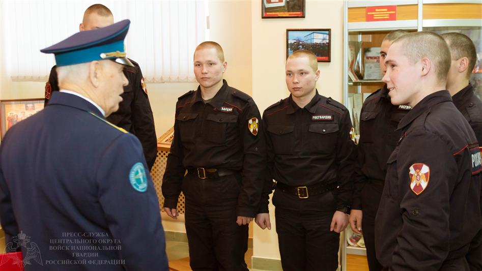 Герой России Владимир Шарпатов встретился с военнослужащими Центрального округа Росгвардии (фото, видео)