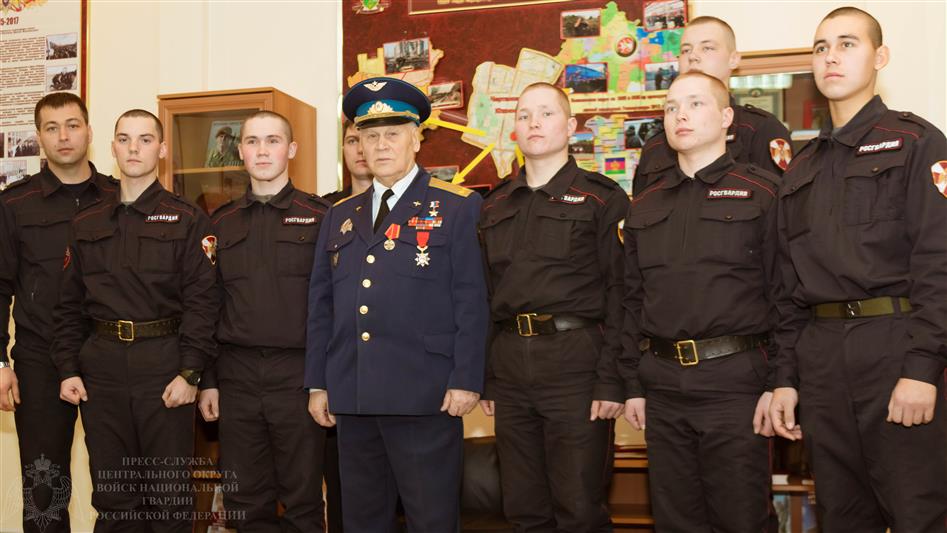 Герой России Владимир Шарпатов встретился с военнослужащими Центрального округа Росгвардии (фото, видео)