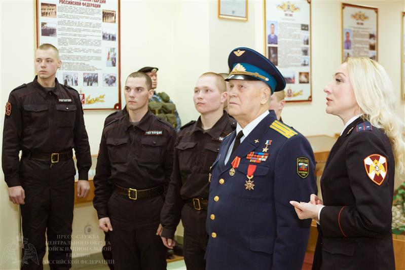 Герой России Владимир Шарпатов встретился с военнослужащими Центрального округа Росгвардии (фото, видео)