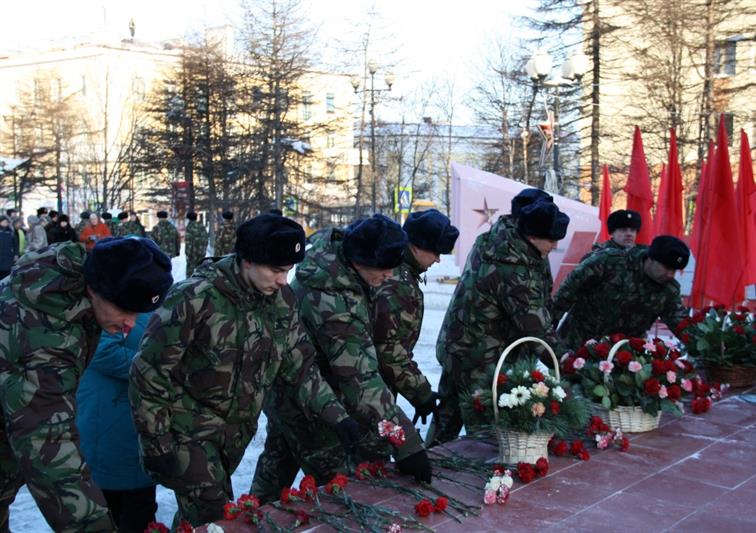 В канун Дня Неизвестного солдата росгвардейцы возложили цветы в магаданском Сквере Победы