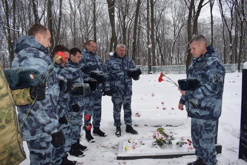 В Курске росгвардейцы почтили память Героев Отечества