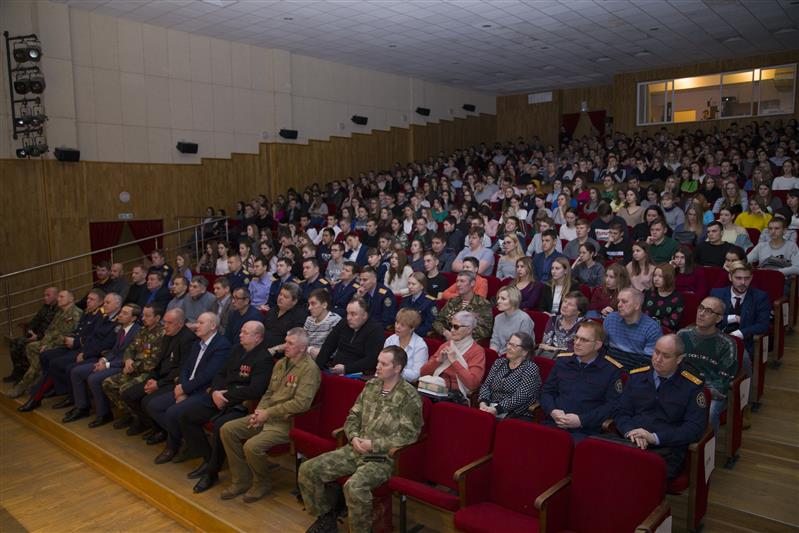 Бойцы и ветераны СОБР провели военно-патриотическое мероприятие в Челябинском государственном университете 