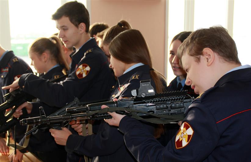 Сотрудники и военнослужащие Приволжского округа Росгвардии провели памятные и спортивные мероприятия по случаю Дня Героев Отечества (фото)