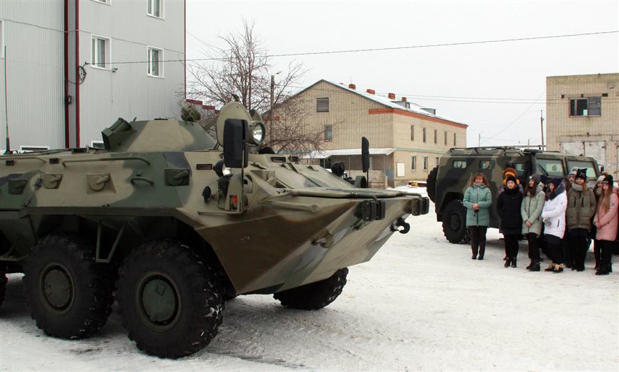 Сотрудники и военнослужащие Приволжского округа Росгвардии провели памятные и спортивные мероприятия по случаю Дня Героев Отечества (фото)