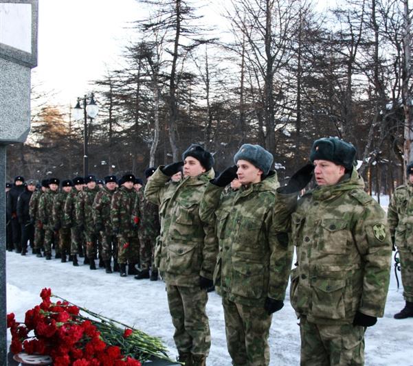 Сотрудники и военнослужащие Управления Росгвардии по Магаданской области почтили память погибших в локальных военных конфликтах