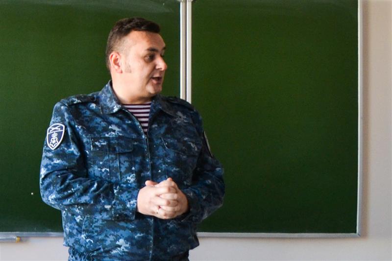 В Ставрополе сотрудники вневедомственной охраны Росгвардии провели тематическое занятие со студентами 