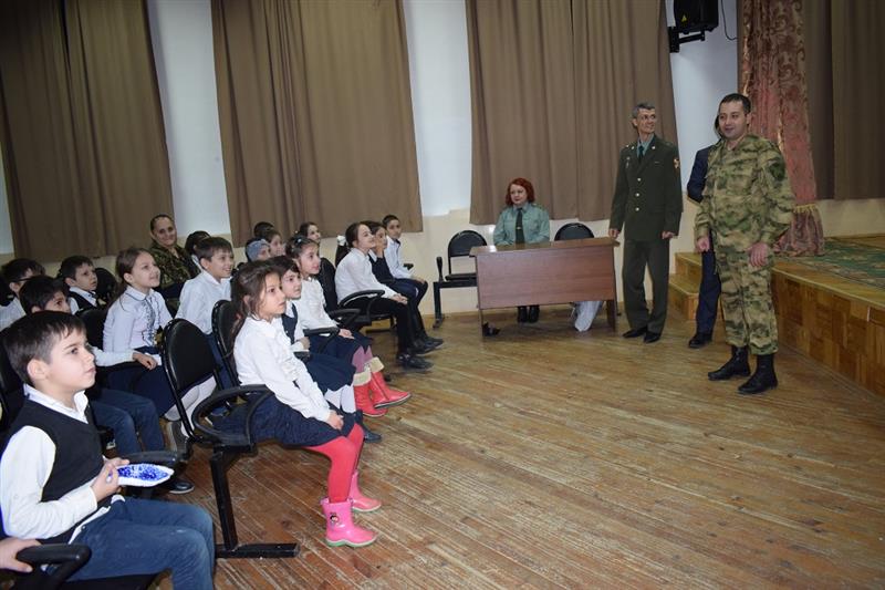 Военнослужащие Росгвардии поздравили дагестанских детей-сирот с наступающим Новым годом 
