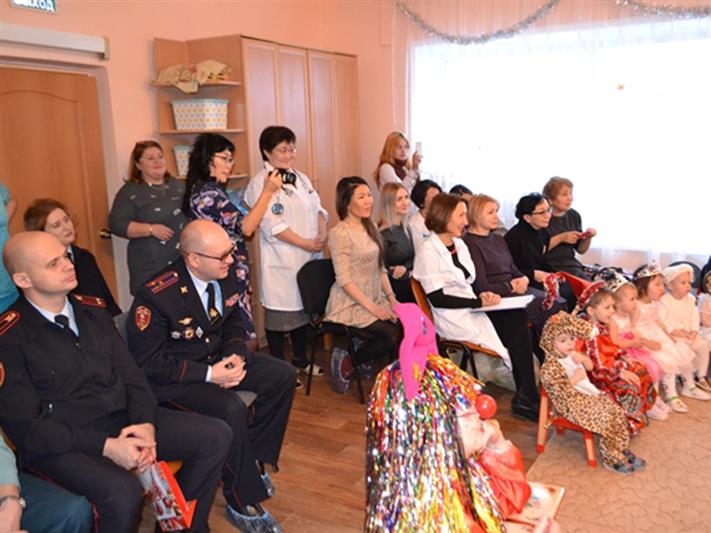 Росгвардейцы Бурятии поздравили с Новым годом воспитанников детского дома «Аистенок»