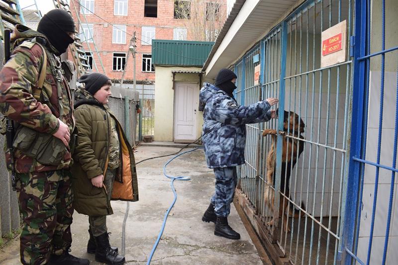 Дагестанские росгвардейцы исполнили мечту сына погибшего сослуживца (видео)