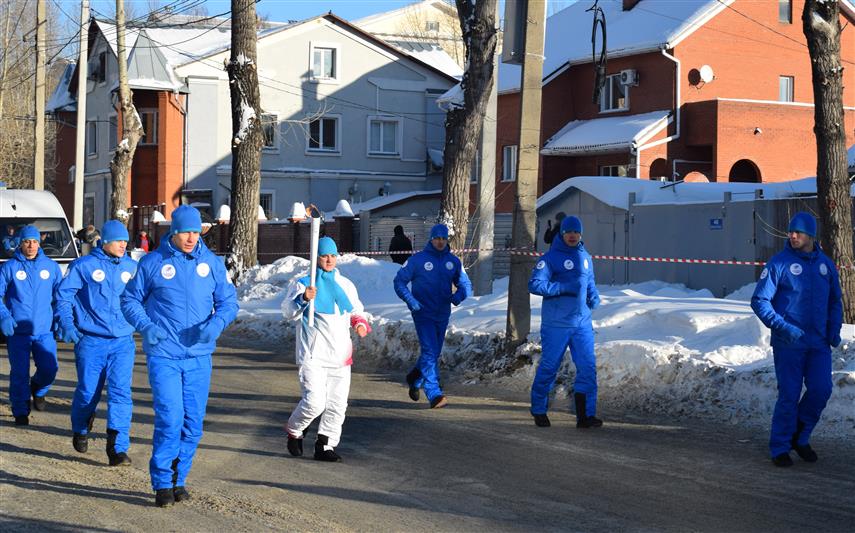 В Новосибирске сотрудники Росгвардии выполнили почетную миссию сопровождения символа Зимней универсиады - 2019 (фото, видео)