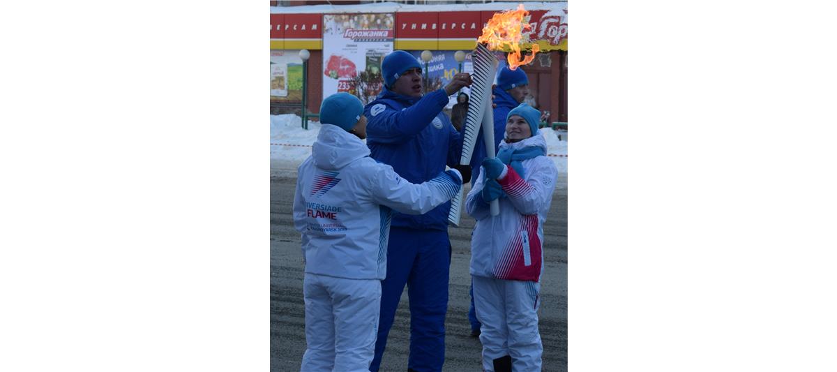 В Новосибирске сотрудники Росгвардии выполнили почетную миссию сопровождения символа Зимней универсиады - 2019 (фото, видео)