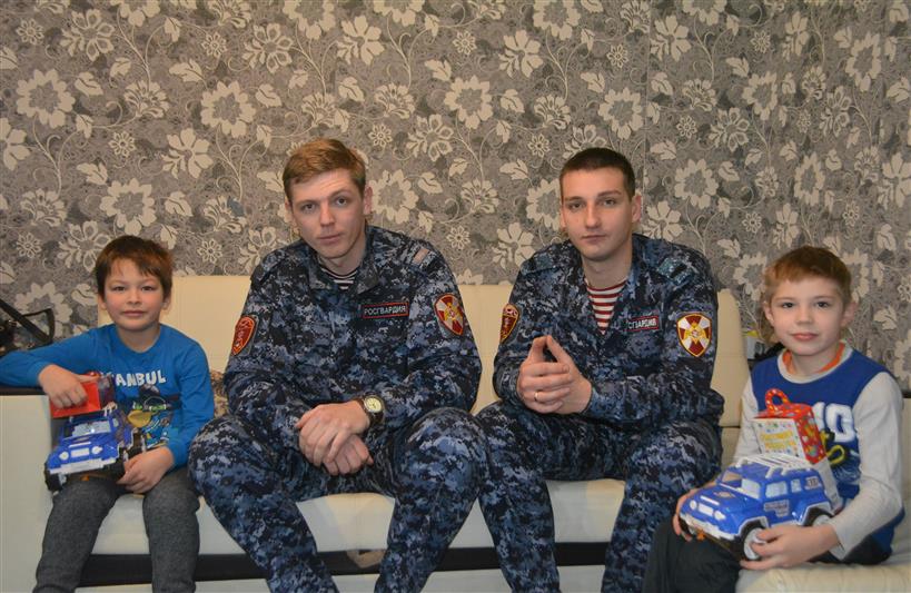 В Смоленске росгвардейцы поздравили с Новым годом детей, которым ранее помогли вернуться домой