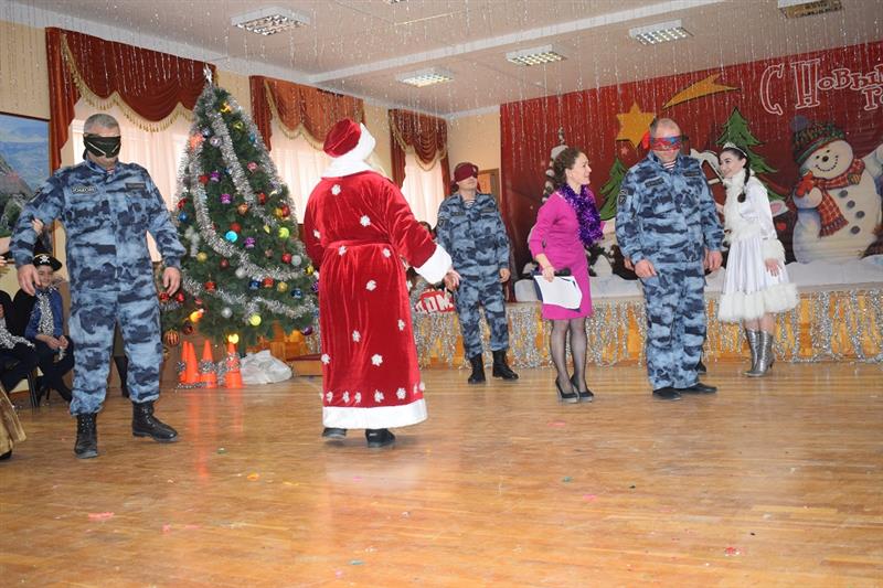 Дагестанские росгвардейцы поздравили с Новым годом воспитанников республиканских специализированных учреждений (фото)
