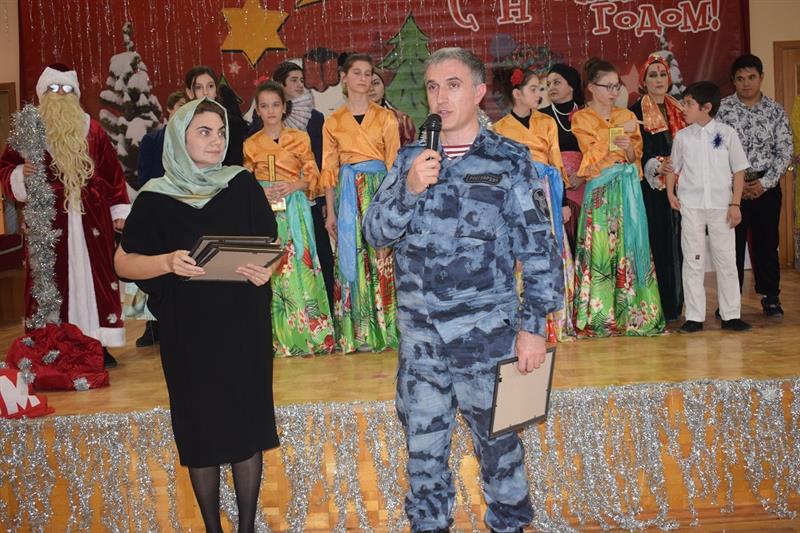 Дагестанские росгвардейцы поздравили с Новым годом воспитанников республиканских специализированных учреждений (фото)
