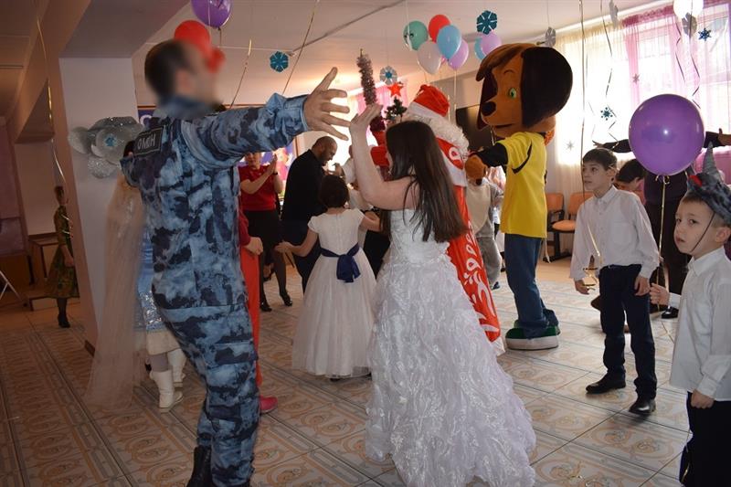 Дагестанские росгвардейцы поздравили с Новым годом воспитанников республиканских специализированных учреждений (фото)