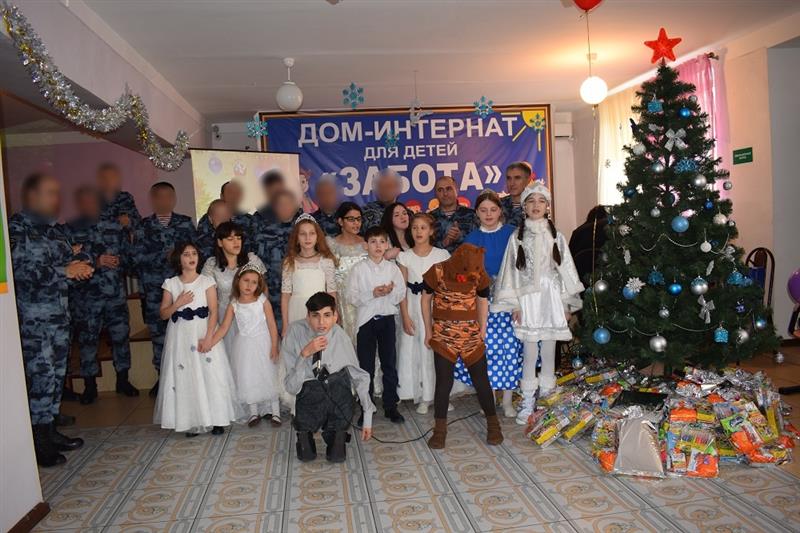 Дагестанские росгвардейцы поздравили с Новым годом воспитанников республиканских специализированных учреждений (фото)
