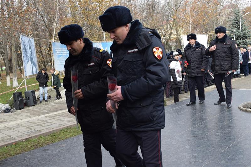 В Махачкале росгвардейцы приняли участие в мероприятиях, посвященных Дню неизвестного солдата 