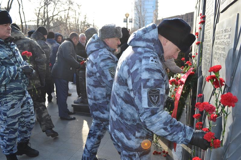 Память русских солдат, погибших в Чеченской Республике, почтили росгвардейцы во Владивостоке 