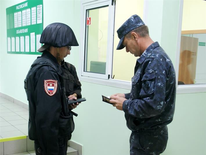 Инспекторы Росгвардии в Хакасии проверили частных охранников