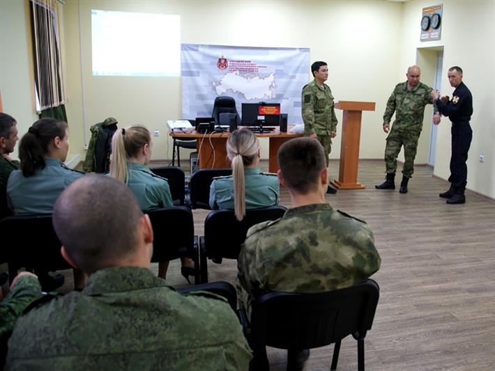 Личному составу Сибирского округа Росгвардии рассказали о мерах безопасности во время нахождения на улице при низких температурах воздуха (фото)