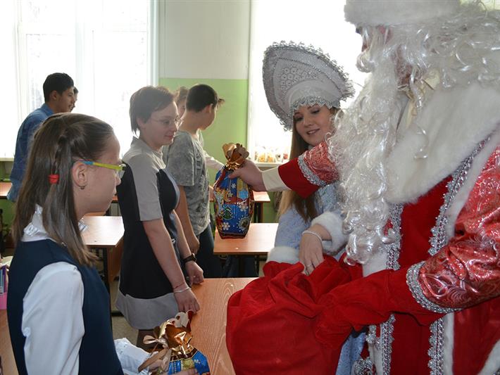 В Иркутске сотрудники вневедомственной охраны Росгвардии поздравили учеников подшефного класса с Новым годом