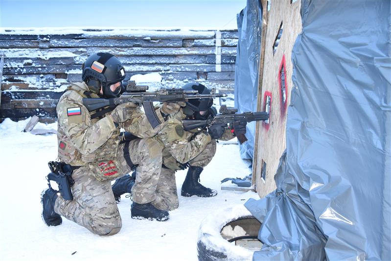В Мурманске состоялся турнир по тактической стрельбе памяти погибшего офицера СОБР