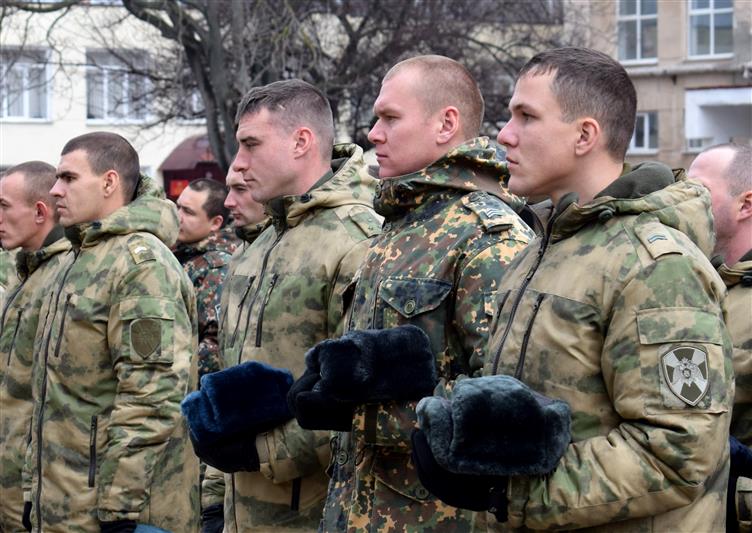 Военнослужащие крымского соединения Росгвардии получили в дар икону с частицей мощей прославленного российского адмирала Федора Ушакова