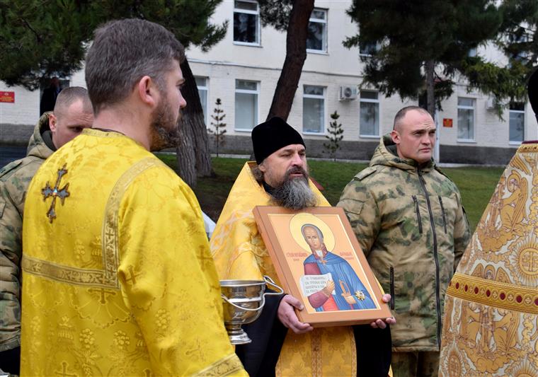 Военнослужащие крымского соединения Росгвардии получили в дар икону с частицей мощей прославленного российского адмирала Федора Ушакова