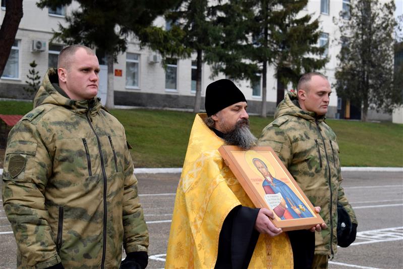 Военнослужащие крымского соединения Росгвардии получили в дар икону с частицей мощей прославленного российского адмирала Федора Ушакова