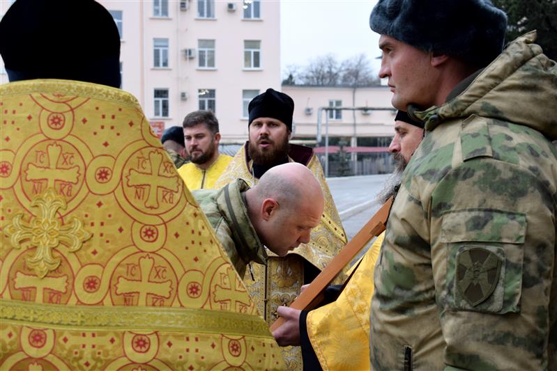 Военнослужащие крымского соединения Росгвардии получили в дар икону с частицей мощей прославленного российского адмирала Федора Ушакова