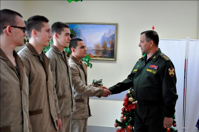 Командующий Уральским округом Росгвардии поздравил с Новым годом военнослужащих и сотрудников, находящихся на лечении в ведомственном госпитале