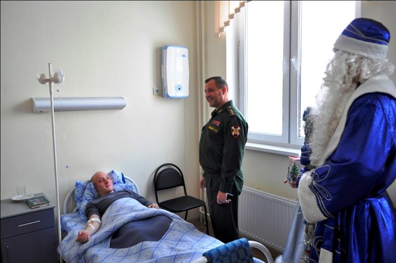 Командующий Уральским округом Росгвардии поздравил с Новым годом военнослужащих и сотрудников, находящихся на лечении в ведомственном госпитале