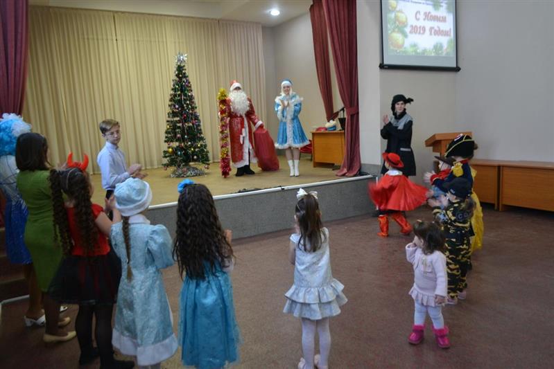 Школьники Владивостока провели для детей росгвардейцев новогоднее представление