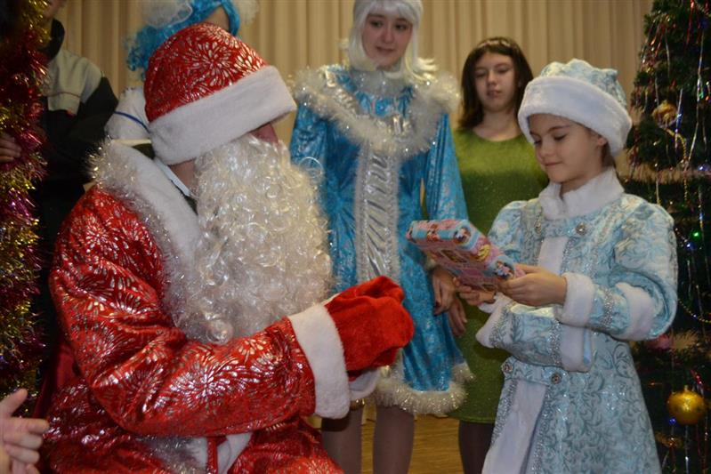 Школьники Владивостока провели для детей росгвардейцев новогоднее представление