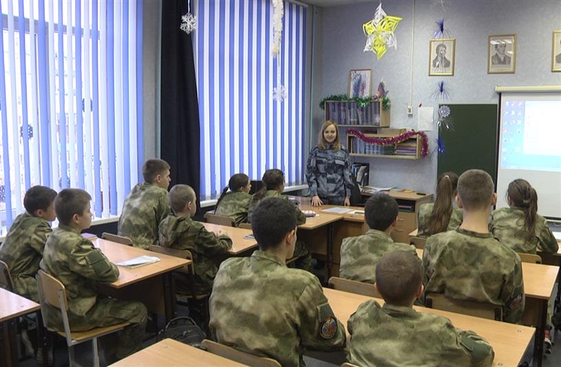 Нижегородские росгвардейцы провели для школьников урок, посвященный Конституции Российской Федерации 