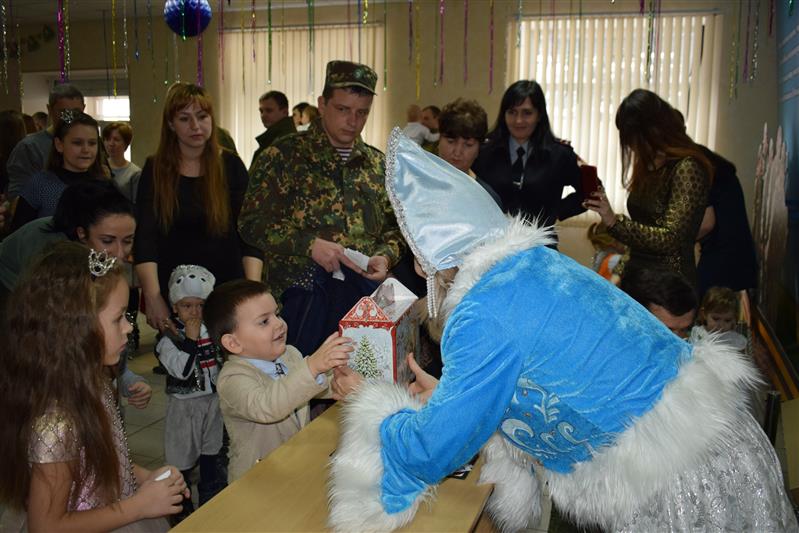 В Ставрополе омоновцы поздравили с Новым годом детей сотрудников, а также воспитанников детского дома