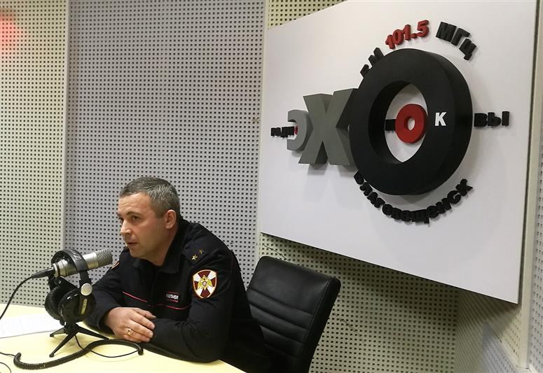 В Благовещенске сотрудник вневедомственной охраны Росгвардии выступил в радиоэфире на тему «Защита своего имущества в новогодние праздники»