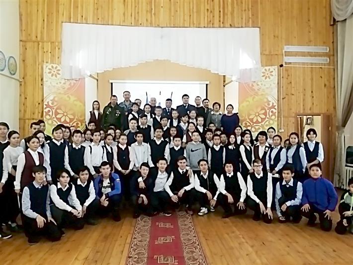 В Якутии торжественно открыли памятник военнослужащему Айуолу Семенову, погибшему при исполнении воинского долга