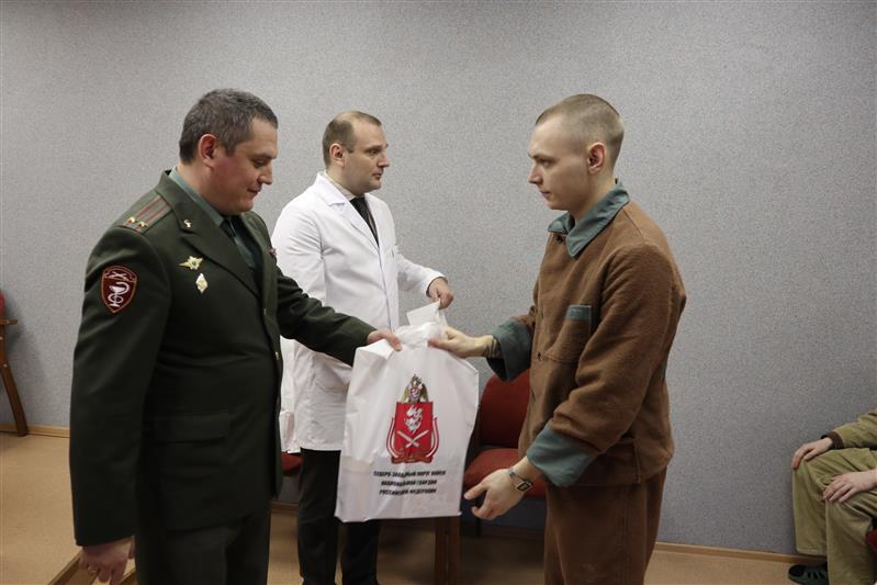 Военные медики  Северо-Западного округа войск национальной гвардии Российской Федерации поздравили с Новым годом и Рождеством, военнослужащих и сотрудников, проходящих лечение в госпитале