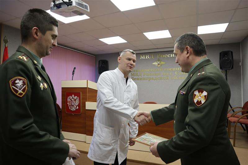 Военные медики  Северо-Западного округа войск национальной гвардии Российской Федерации поздравили с Новым годом и Рождеством, военнослужащих и сотрудников, проходящих лечение в госпитале