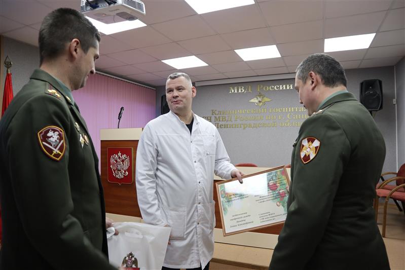 Военные медики  Северо-Западного округа войск национальной гвардии Российской Федерации поздравили с Новым годом и Рождеством, военнослужащих и сотрудников, проходящих лечение в госпитале