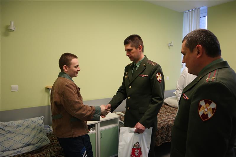 Военные медики  Северо-Западного округа войск национальной гвардии Российской Федерации поздравили с Новым годом и Рождеством, военнослужащих и сотрудников, проходящих лечение в госпитале