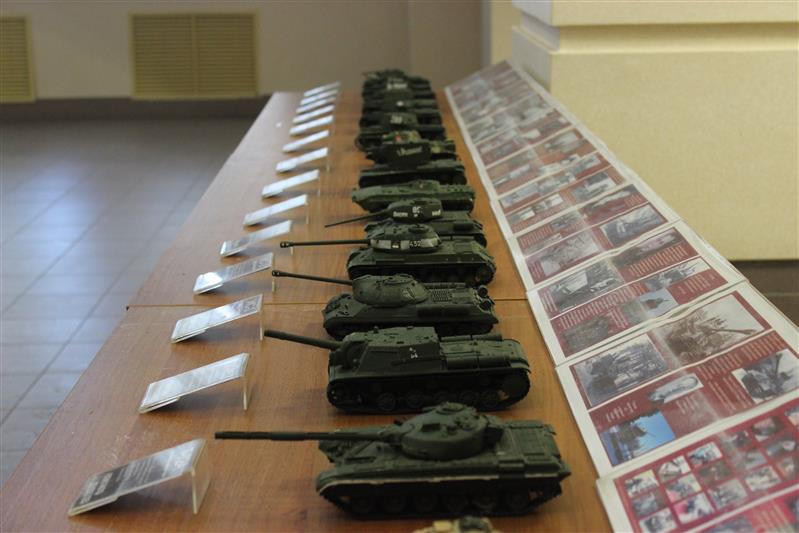 Сотрудники Росгвардии в преддверии Дня Героев Отечества организовали выставку миниатюр военной техники