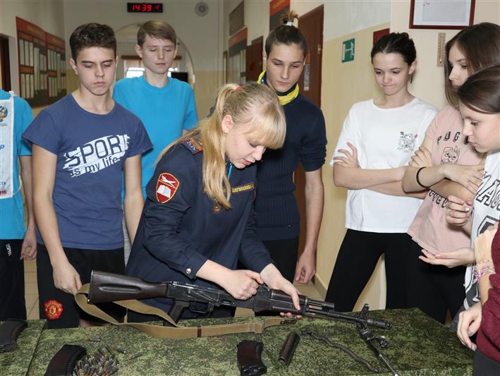 Военнослужащие Росгвардии провели для кадетов нижегородского подшефного класса патриотическое занятие, посвященное Дню героев Отечества