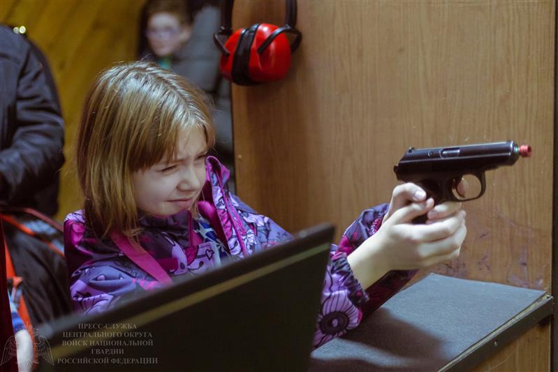 Дети военнослужащих и сотрудников Росгвардии посетили новогоднюю ёлку командующего Центральным округом (фото, видео)