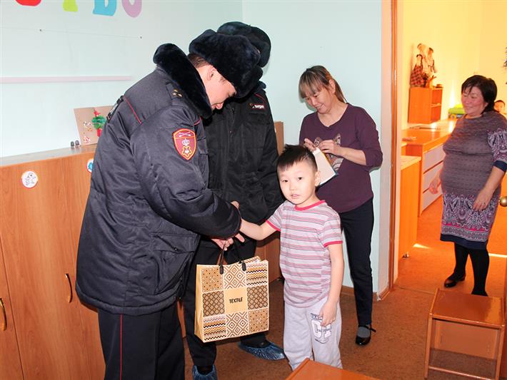 Новогодние подарки от вневедомственной охраны Росгвардии получили особенные дети в Туве